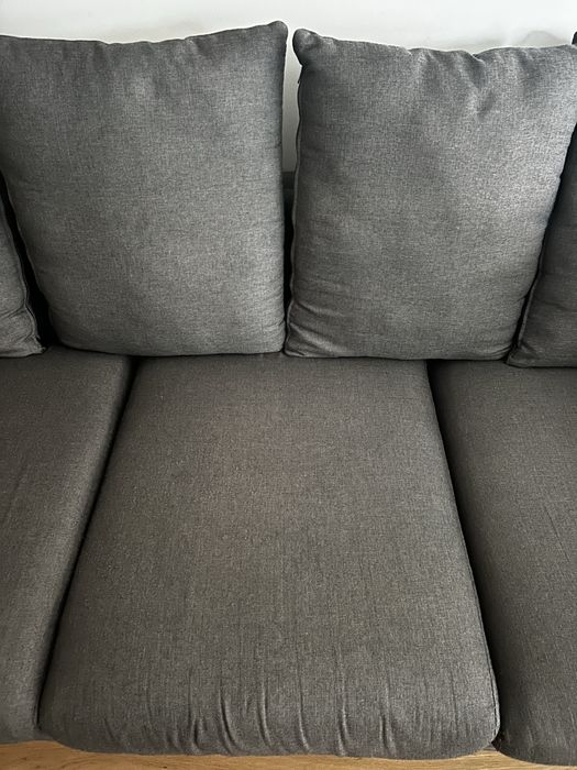 Sofá cinzento da marca Area