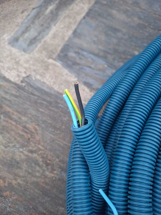 Aproximadamente 80 m de conduta flexível com cabo de 3 fios de 2,5 mm.