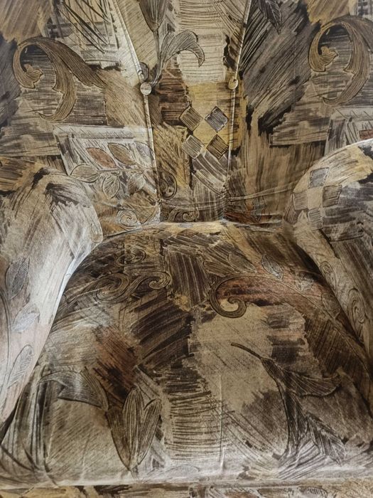 2 коричневих крісла