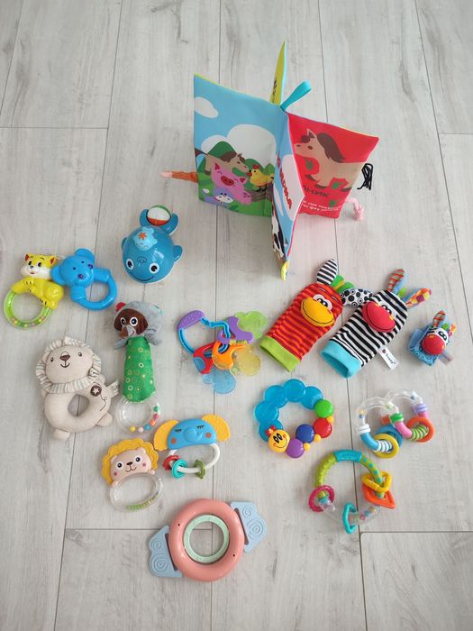Набір іграшок для малюка 0-12 міс | брязкальця, прорізувачі, книжка