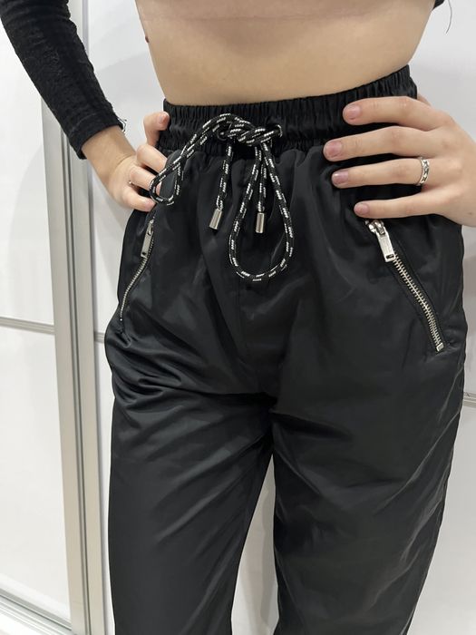 Spodnie Nowe Joggery Czarne Śliskie Sznurki Kieszenie