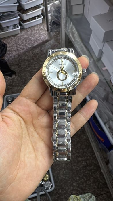 Relógio Pandora prateado e dourado. Lindo. Novo.