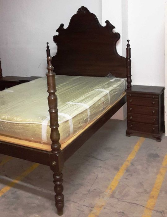 Cama Antiga em Madeira