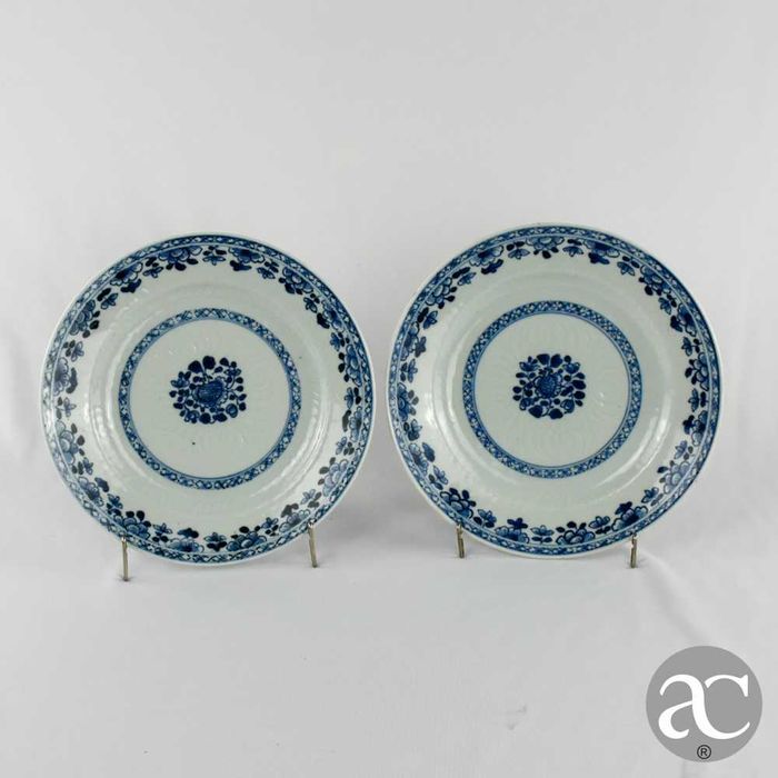 Par de pratos China, com Flores e Decoração Anhua, Qianlong séc. XVIII