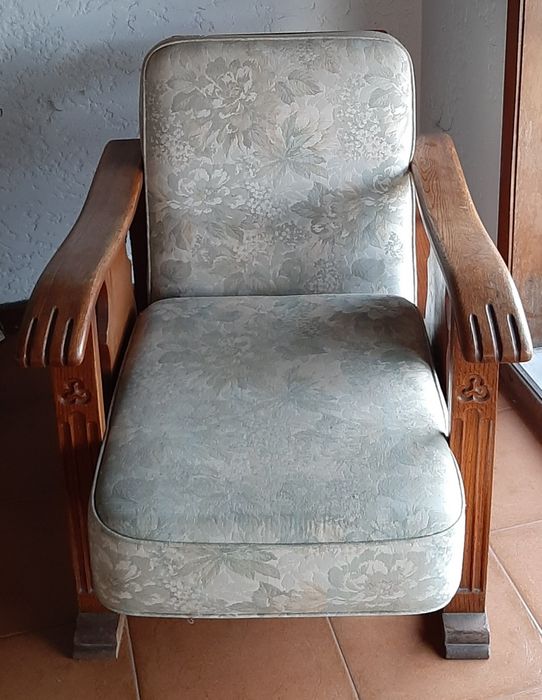 Cadeirão antigo em madeira maciça