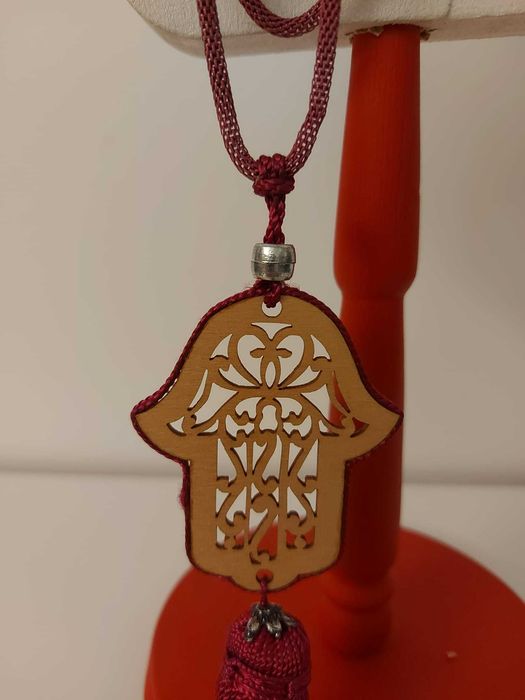 Colar comprido rosa com Mão de Fátima