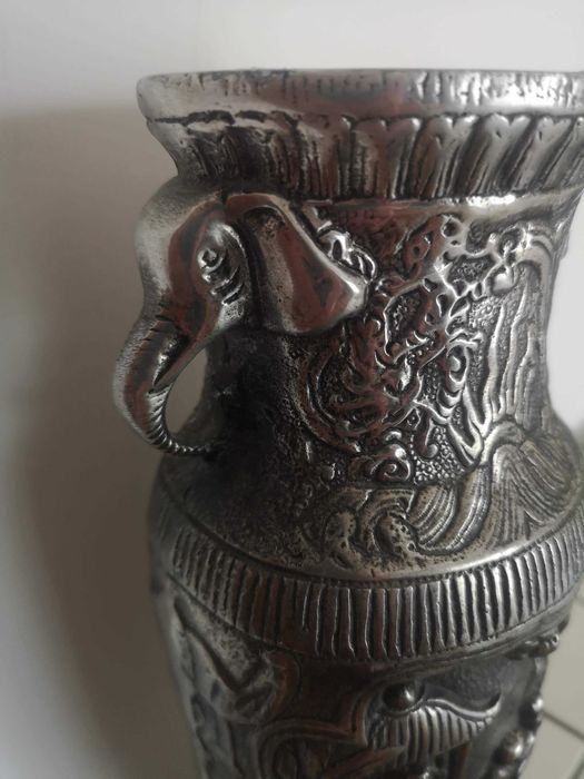 Jarra em ferro com relevos