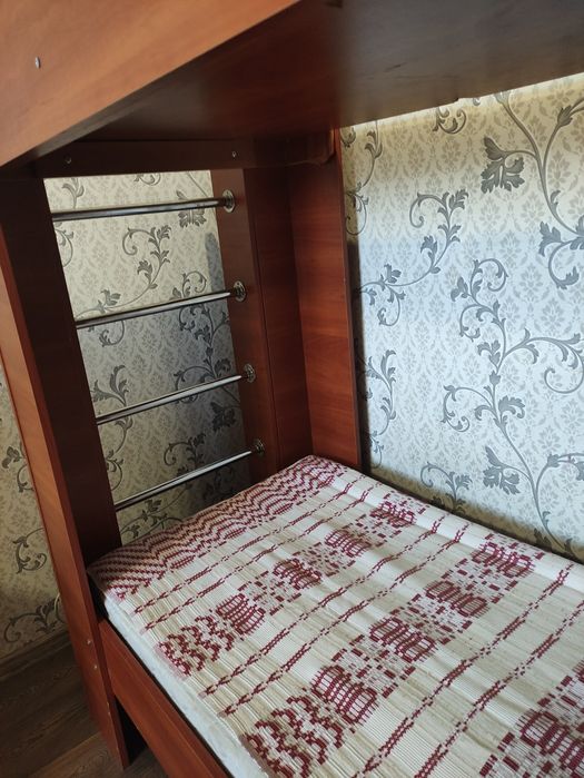 Продам двоярусне ліжко бу в комплекті з двома ортопедичними матрацами