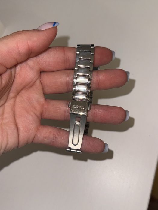 Srebrny zegarek Casio z perłową tarczą