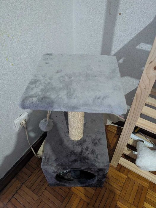 Arranhador de Gato com Cama, plataforma e uma Bolinha