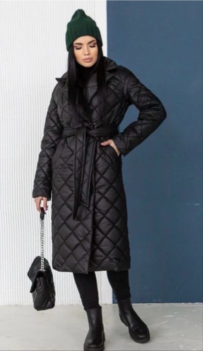 Чорне стьобане пальто,холодна осінь-весна,нехолодна зима.