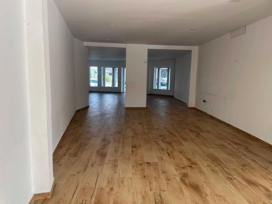 Loja com 140 m2 centro de Chaves.