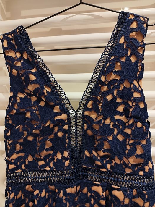 Granatowa koronkowa sukienka