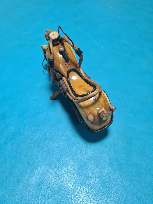 Artesanato moto em miniatura de madeira