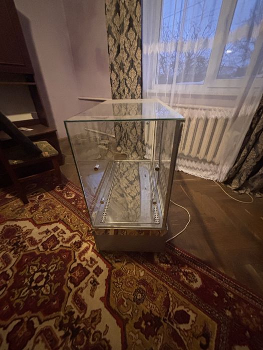 Продам холодильну вітрину, у використані не була
