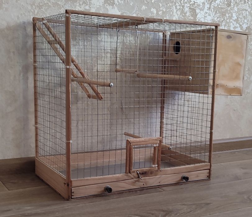 Клетка для попугаев с гнездом .самодельная.б/у