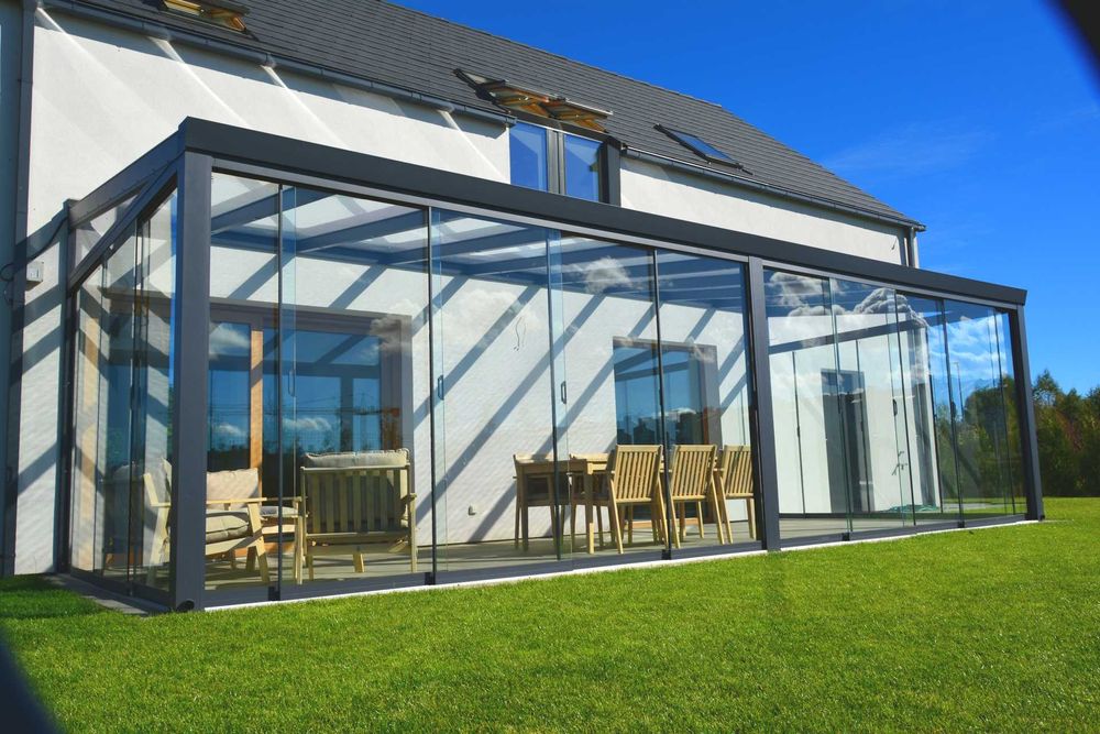 Zadaszenie tarasu ze szkła i aluminium