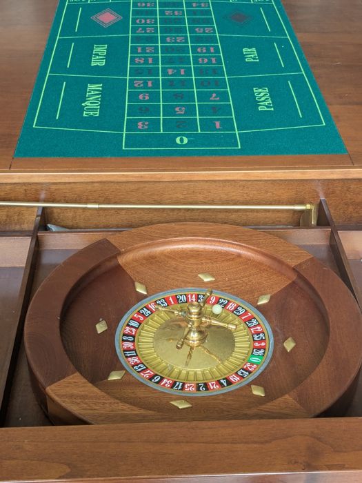 Mesa de jogo com cadeiras