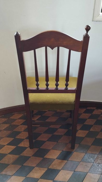 Conjunto de 2 Cadeiras Antigas em Madeira, com Assento Almofadado