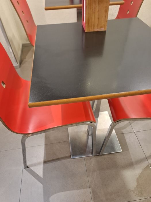 Conjunto de mesas e cadeiras