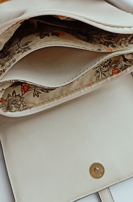 Torebka listonoszka kremowa