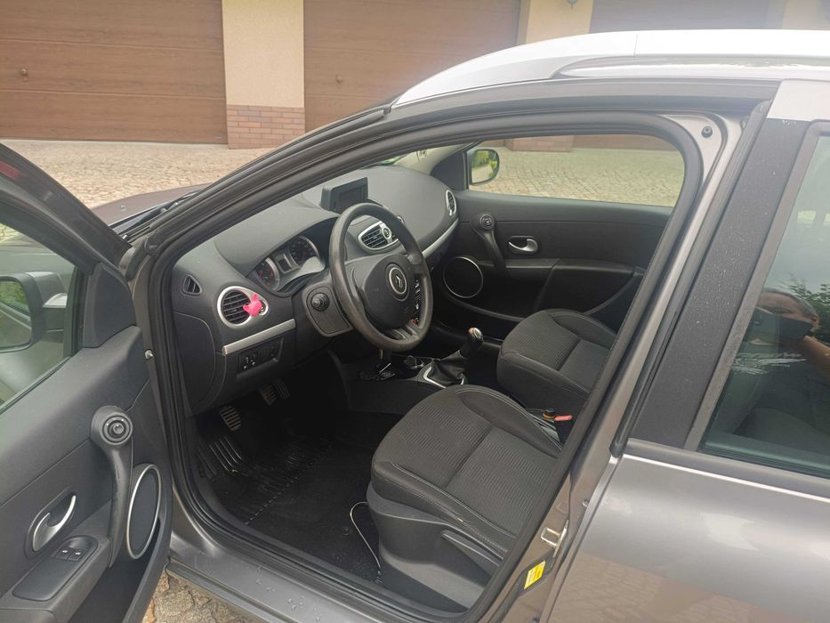 Renault Clio.   .