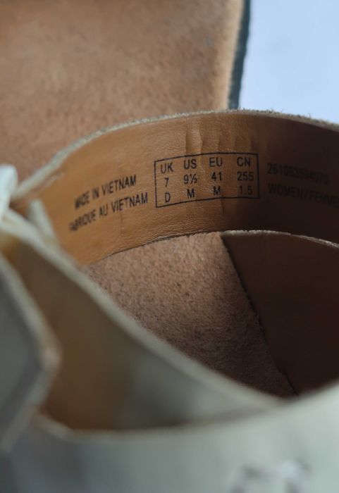 Шкіряні босоніжки clarks із зміїною шкірою