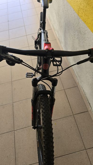 Bicicleta Mondraker Ventura preta/vermelha costumizada
