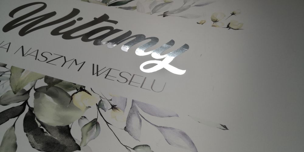 Tablica weselna "Witamy na naszym weselu" 80x60cm srebrna
