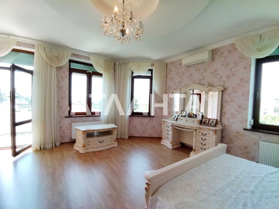 Будинок з басейном біля моря на 7 сотках