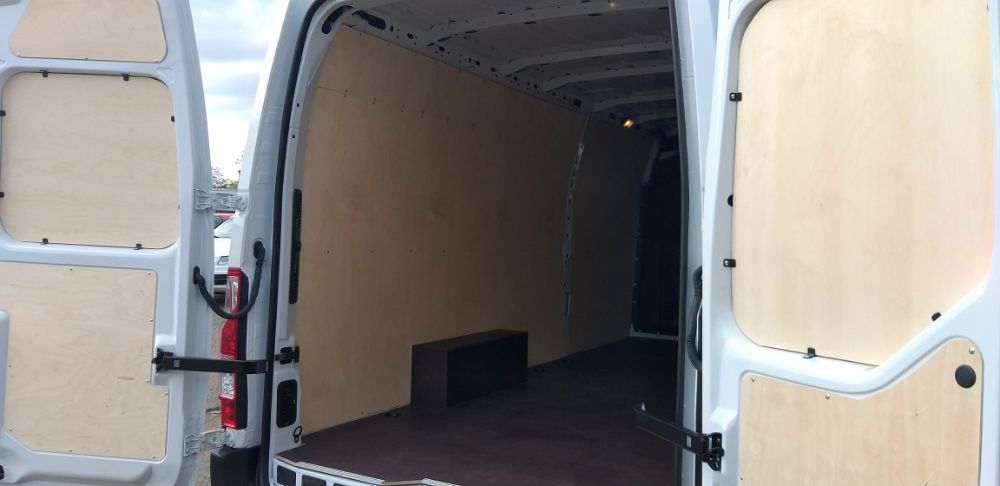 Zabudowa busa blaszaka, Renault Master L4H2 boki podłoga