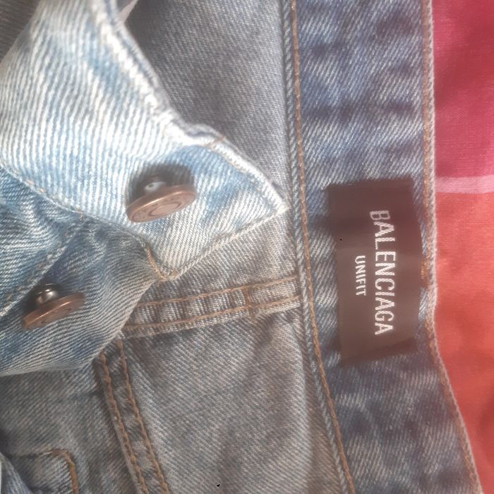Przepiękne i stylowe spodnie Balenciaga.