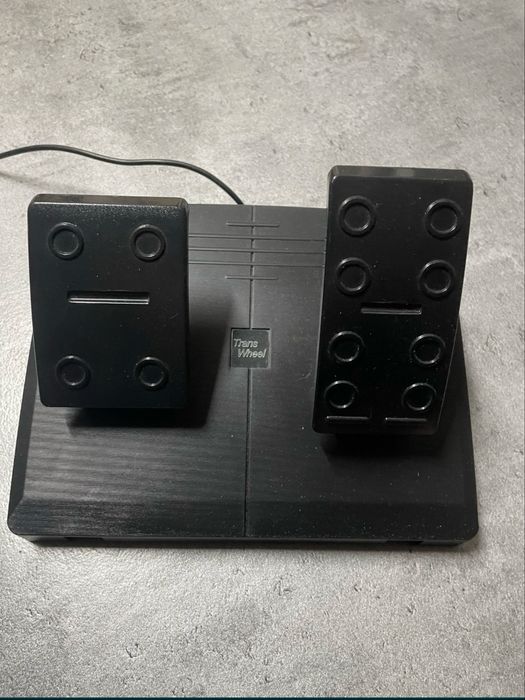 Kierownica z skrzynia biegów i pedałami na ps4