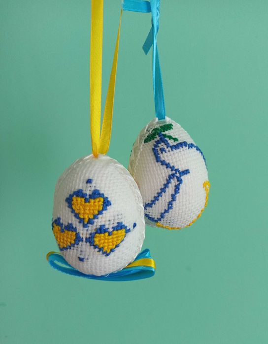 Писанки на стрічках в українському стилі