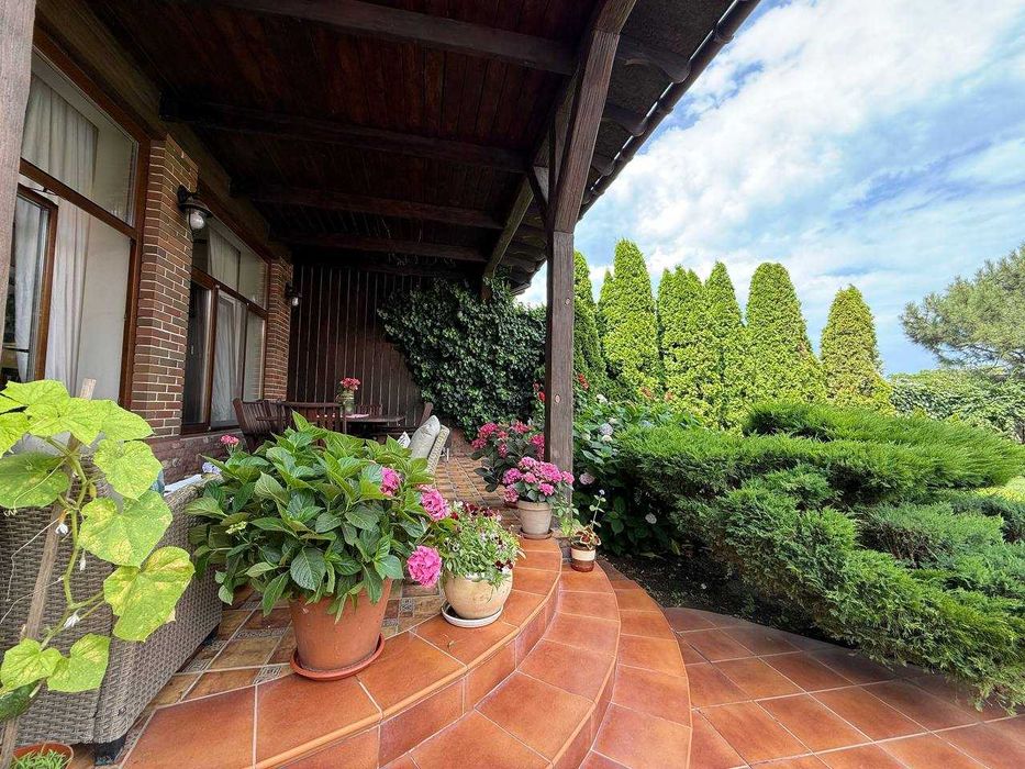 Продам добротный дом в Совиньоне! Красивый участок. Бассейн.