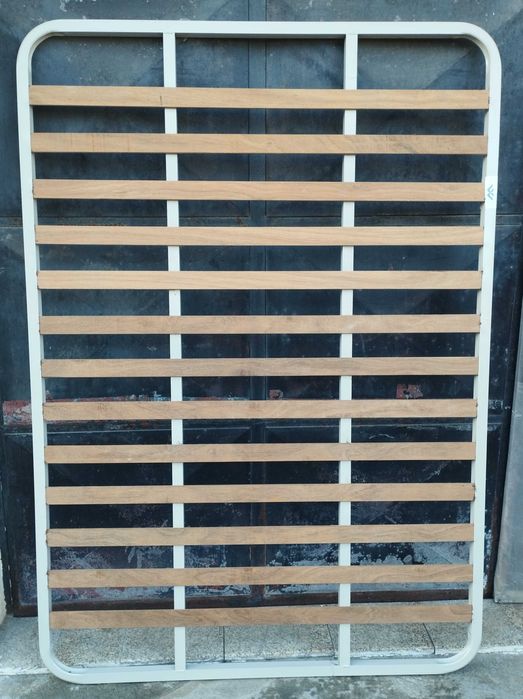 Estrado para cama de casal, usado em bom estado