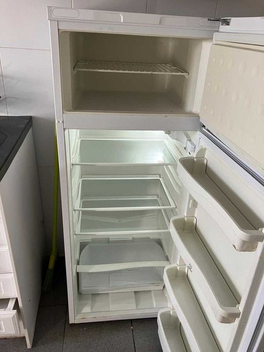 Frigorífico Indesit com Congelador – 1,40 m – Bom Estado
