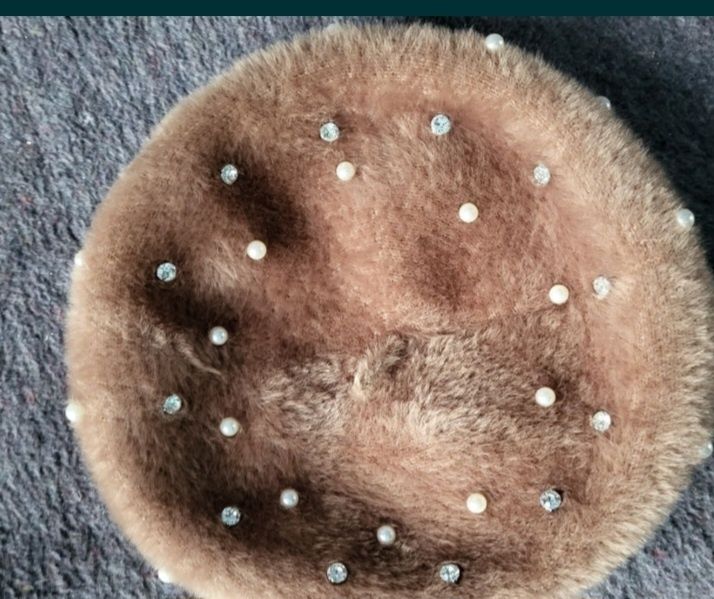 Шапка Берет с камнями и жемчугом альпака