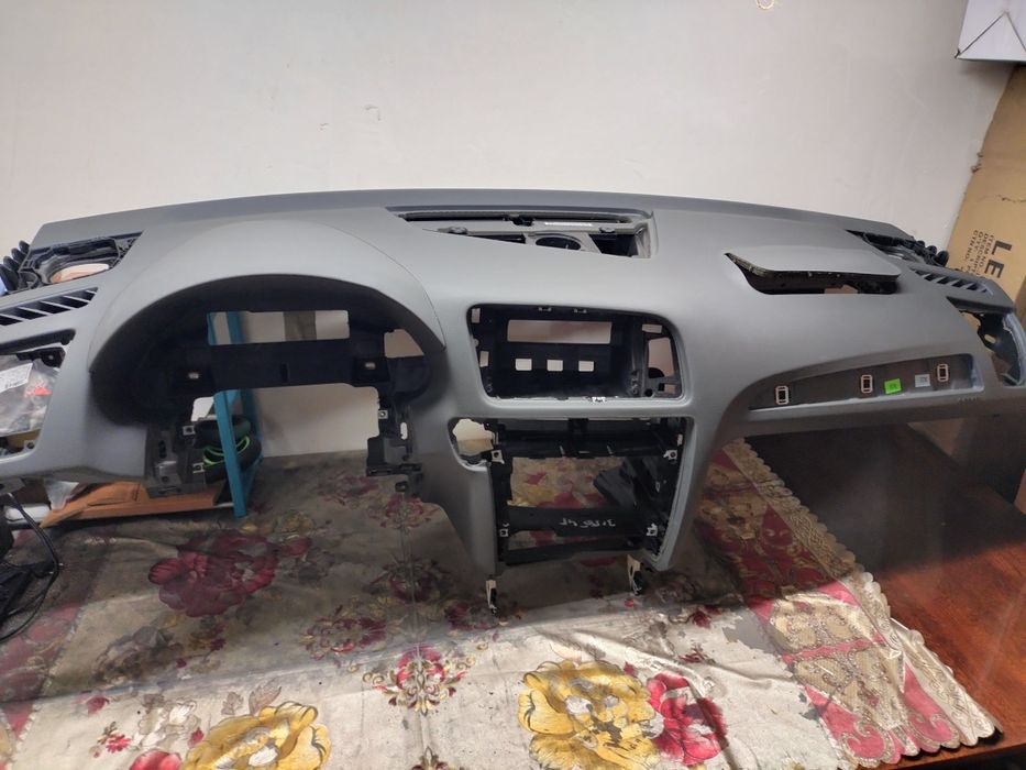 Продам торпедо панель Audi Q5 8r