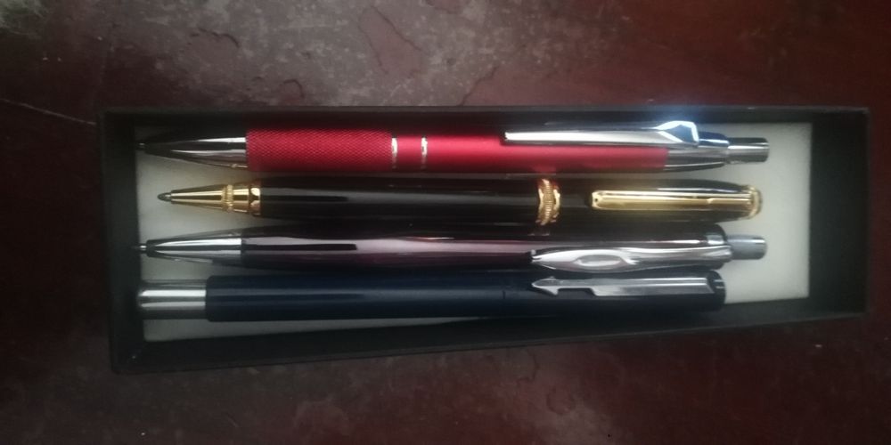 Varias canetas novas e Bonitas