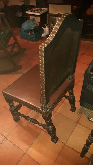 6 cadeiroes em madeira  e pele antigos imponentes