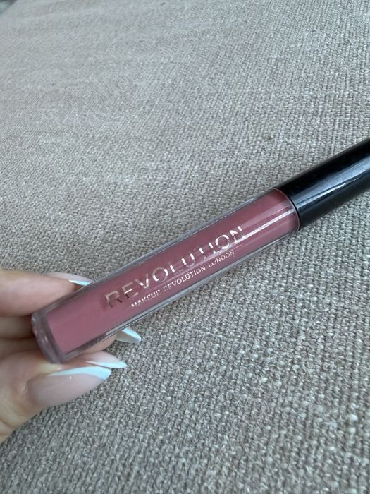 Makeup Revolution Lip Gloss - różowy błyszczyk do ust