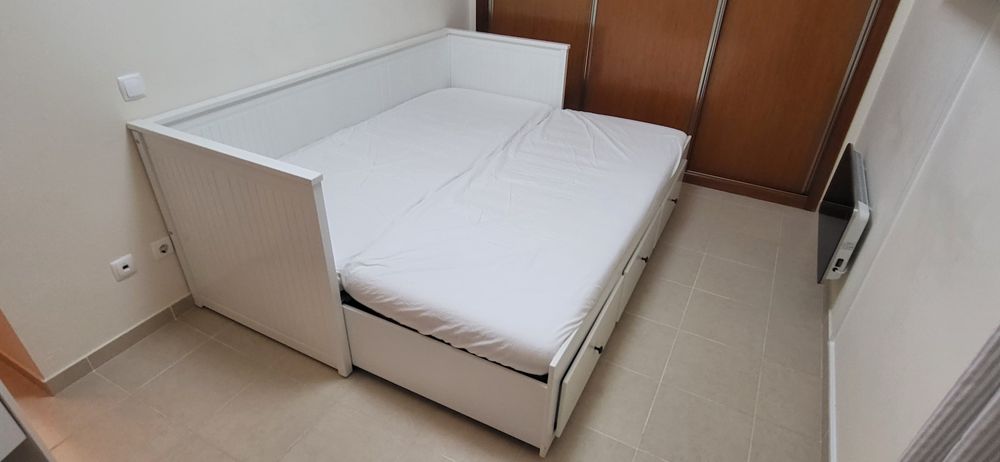 Cama individual/dupla,IKEA,  com 3 gavetas, com 2 colchões incluídos.