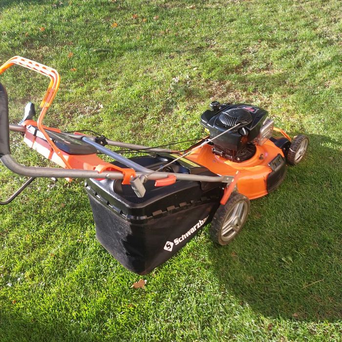 Kosiarka spalinowa z napędem