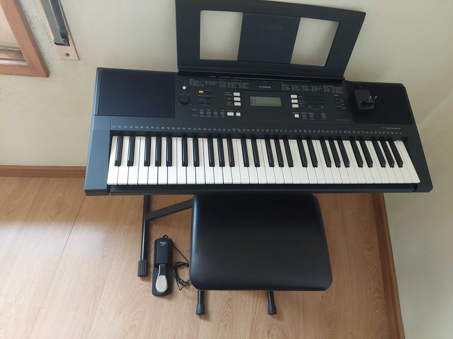 Teclado Yamaha PSR-E343 + suporte, banco e pedal