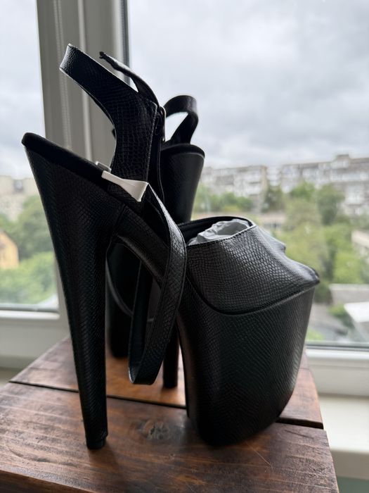 Стріпи трійка босоніжки, розміри 37, 38, 39, чорний або червоний