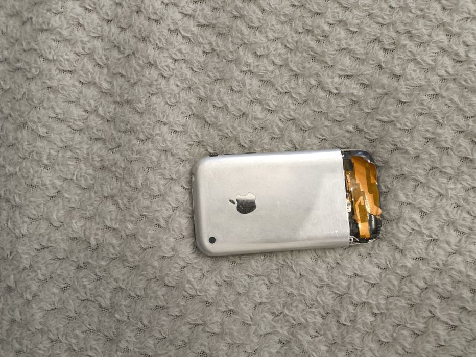 Айфон 2g  под востановление или запчасти