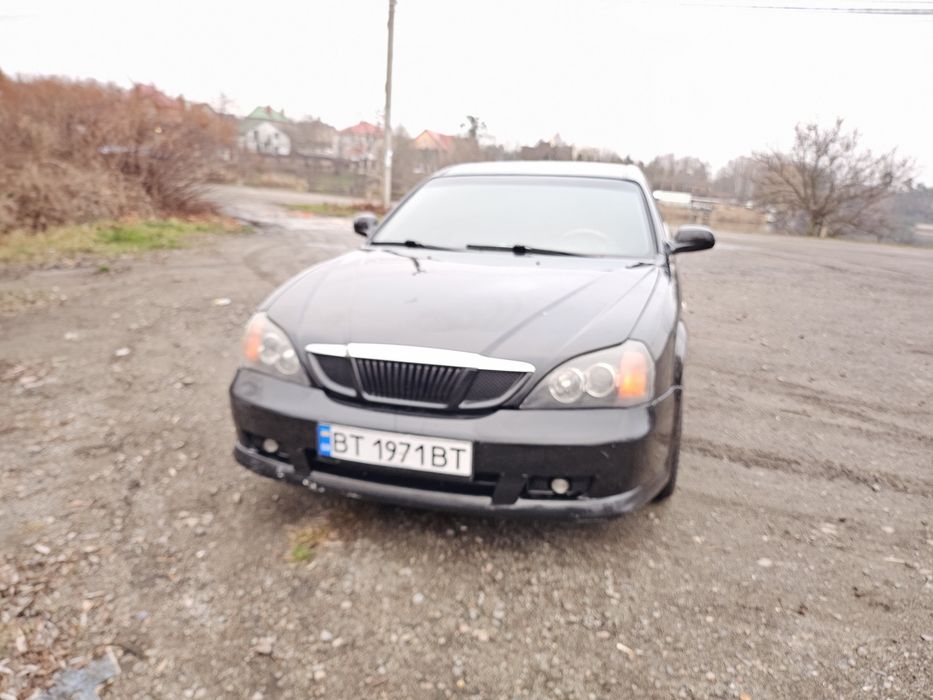 ШЕВРОЛЕ ЕВАНДА, 2.5, ГАЗ/БЕНЗИН. АВТОМАТ. 
Повна комплектація, крім круїз контролю та люку. Нещодавно поставлена нова гума та замінено масло. Місяць тому була проведена повна хім чистка. Все обслуговано. Рижиків, гнилі немає. Салон кожа, чистий, приємно пахне. Є потертості на водійському сидінні та деякі питання по зовнішньому стану спереду (фото). 
Двигун, коробка, ходова працюють чудово. Електрика вся працює. Шикарна музика. Є тонування на склі. 
Мотор 6 циліндровий. Андроїд магнітола. Встановлений газ, вписан в тех паспорт. Є камера заднього виду, підігрів сидінь, робочий кондиціонер, сигналізація, центральный замок, електроскладання дзеркал. Чудове авто бізнес класу.
За машиною доглядали, грошей не жаліли. Брала її як першу машину. Будь яке переоформлення, будь які перевірки.