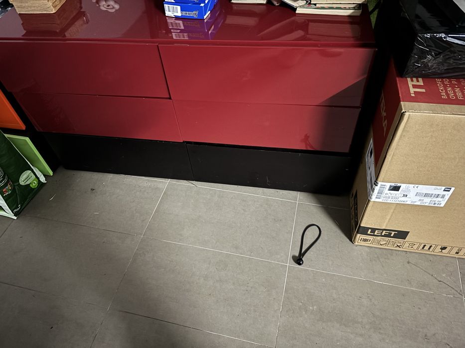 Móvel de quarto bom estado vermelho e cor de madeira