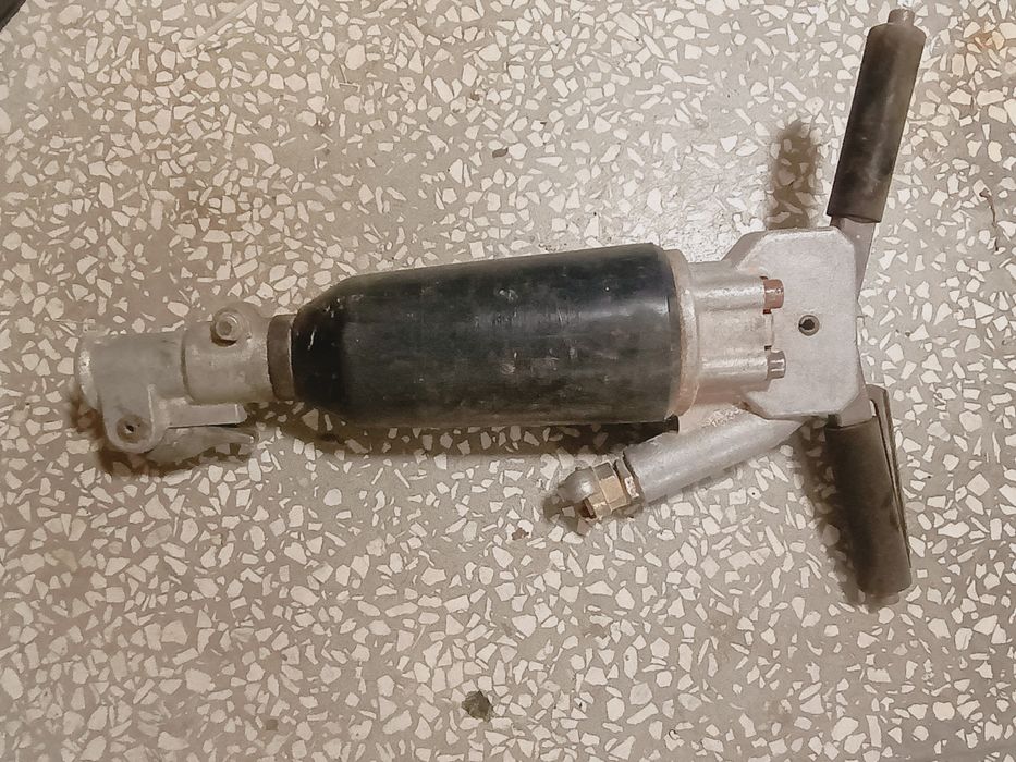 Młot pneumatyczny BKA-15